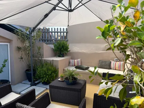 Terrazza: salotto esterno con piante e ombrellone