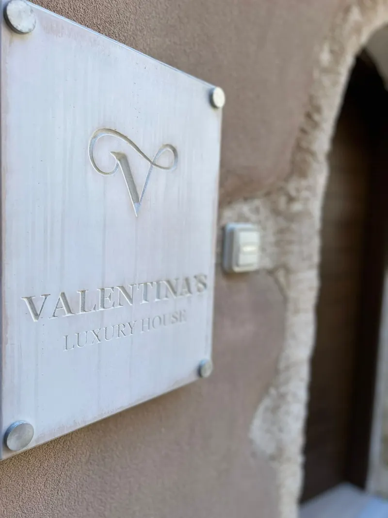 Targa «Valentina's Luxury House» all'ingresso