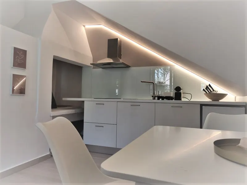Cucina: tavolo da pranzo e cucina con illuminazione LED