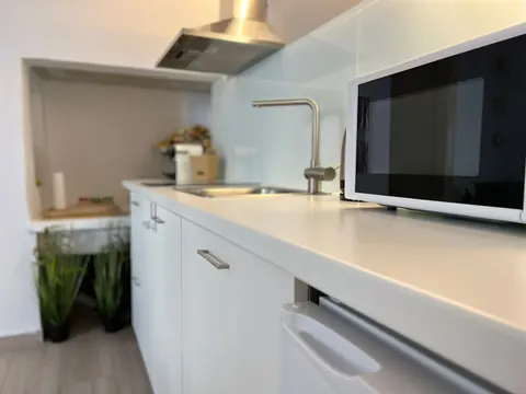 Cucina: piano di lavoro, lavello, cappa e forno a microonde