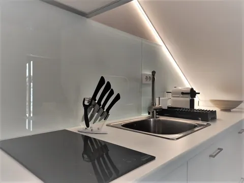 Cucina: piano cottura in vetroceramica, lavello e ceppo coltelli