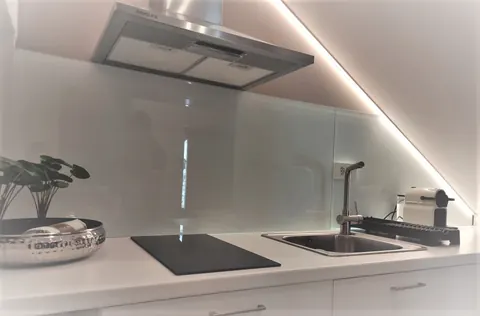 Cucina: cappa, piano cottura, lavello e macchina da caffè