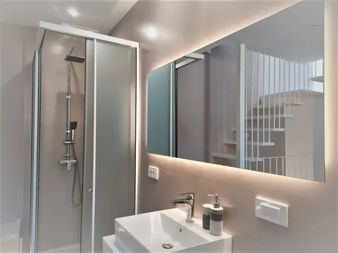 Bagno: box doccia, lavabo e specchio con retroilluminazione LED