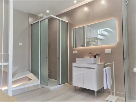 Bagno: box doccia e mobile lavabo