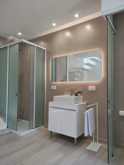 Bagno: mobile lavabo, specchio LED e doccia