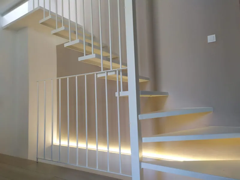 Scala sospesa con illuminazione LED