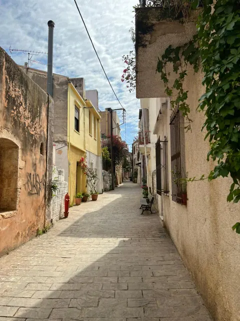 Dintorni: vicolo lastricato del centro storico