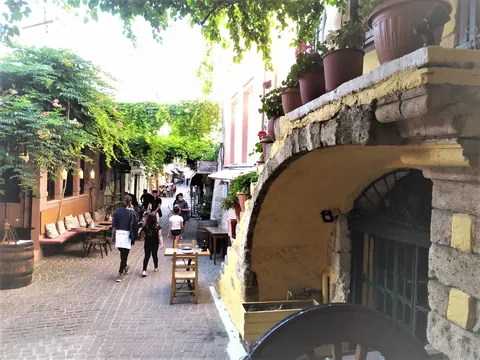 Dintorni: strada pedonale con taverne e pergolato