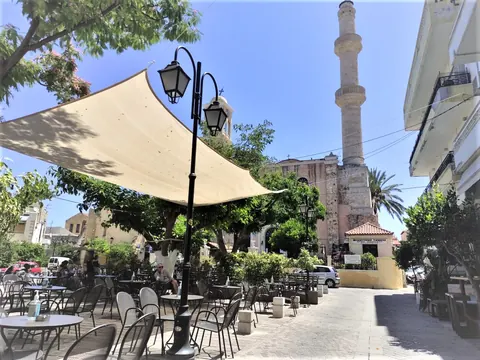 Dintorni: piazza con caffè, lampioni e minareto