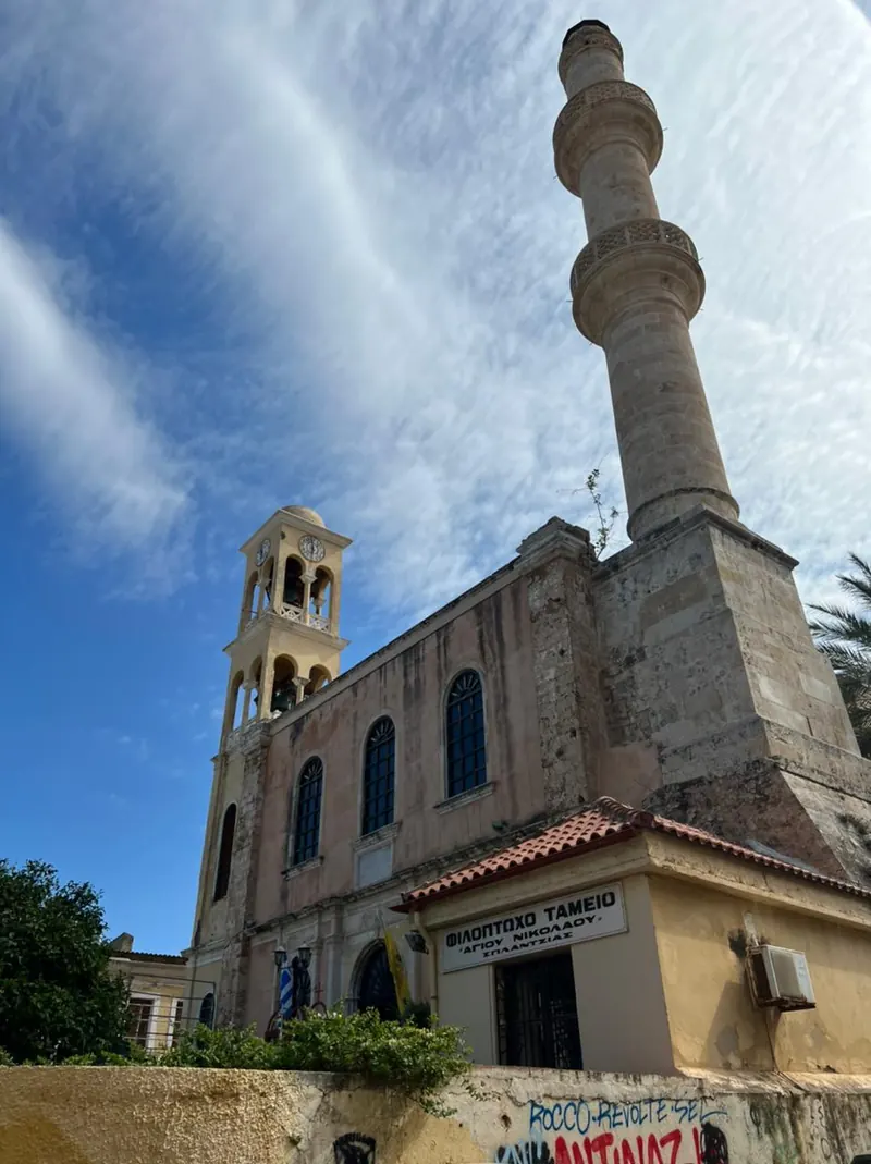 Dintorni: chiesa con campanile e minareto