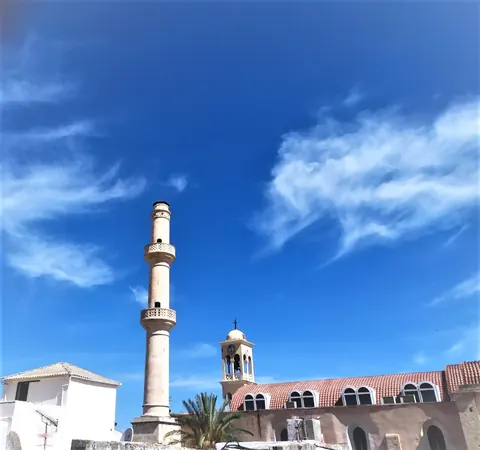 Dintorni: minareto e campanile contro il cielo